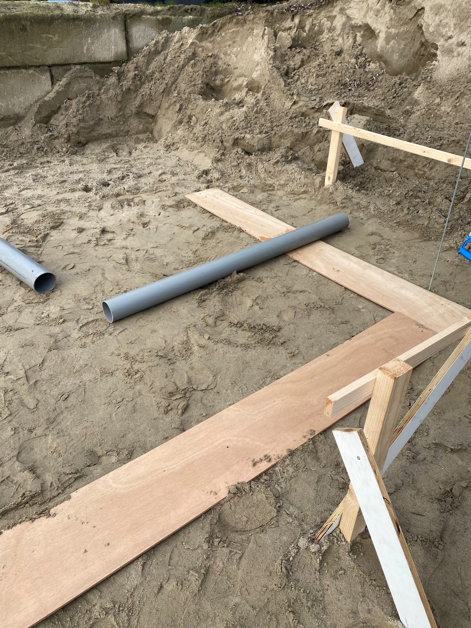 Specialist van Agado van Gameren voert bouwkundig stelwerk uit voor een volledige gevelrenovatie op een professionele bouwplaats.