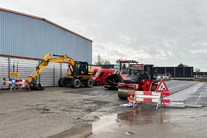 Voorbereiding fundering voor bestrating: grondwerk met bekisting en rioolbuis op een zakelijk project van Agado van Gameren